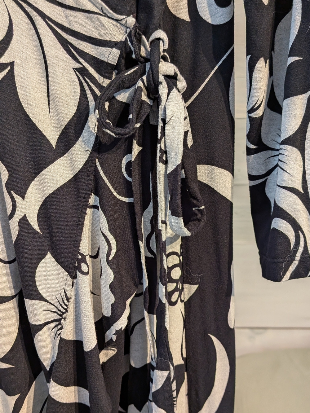 Long Sleeve Floral Tie-Waist Dress in Black and Cream